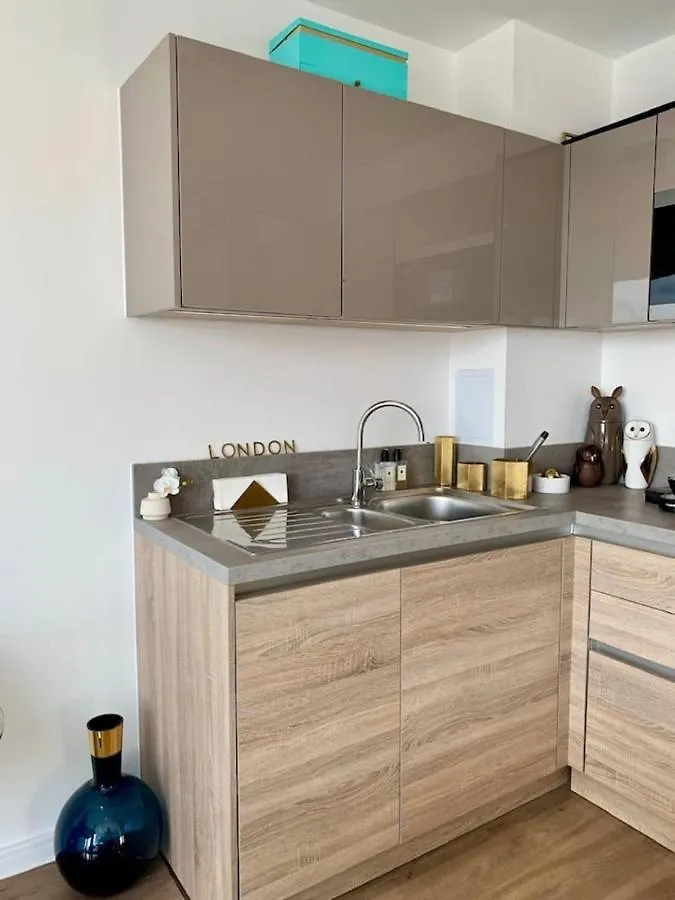 Stylish And Chic 1 Bedroom Apartment In Canning Town London 0*,