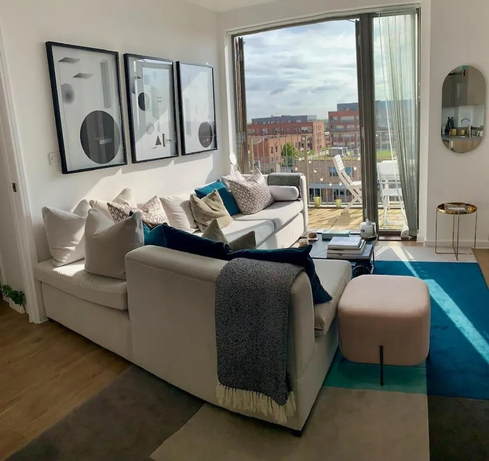 Stylish And Chic 1 Bedroom Apartment In Canning Town London