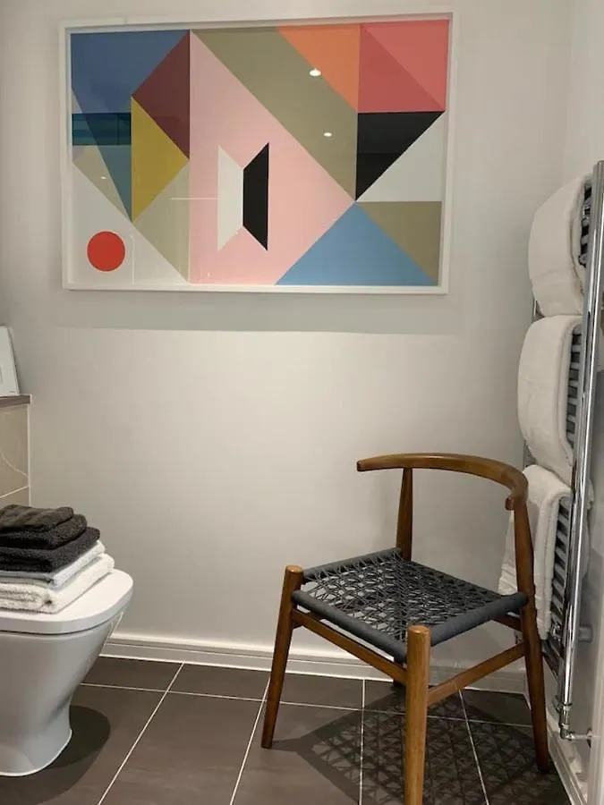 Stylish And Chic 1 Bedroom Apartment In Canning Town London