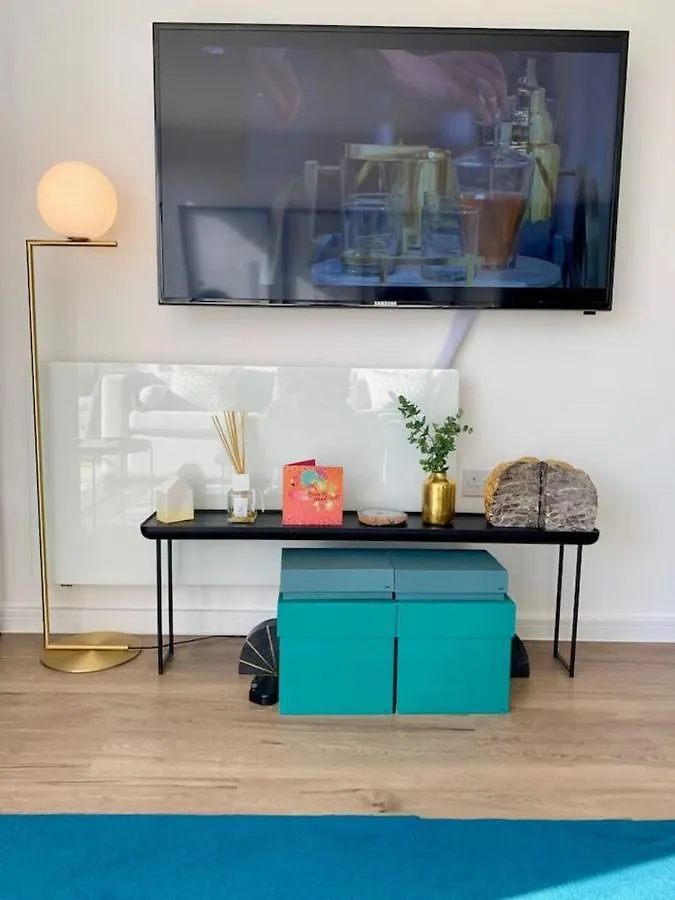 Stylish And Chic 1 Bedroom Apartment In Canning Town London